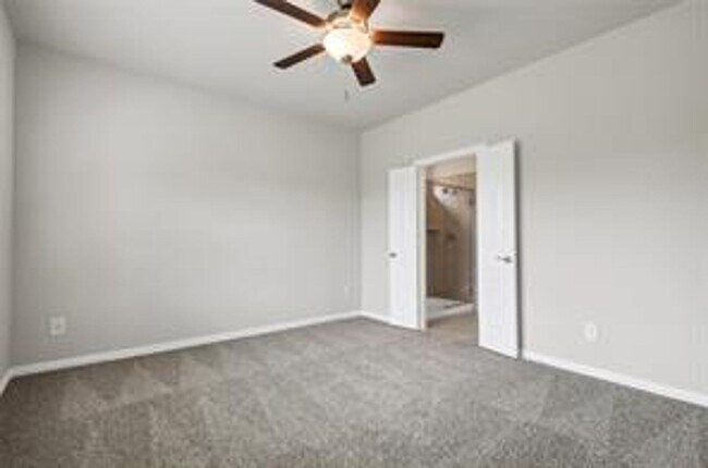 Building Photo - Spacious 3BR/2.5BA Home Near Parks, Dining & Community Pool