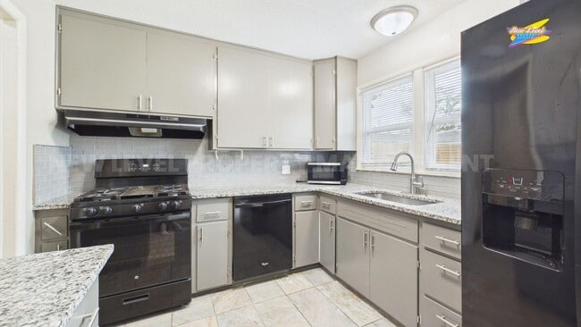 Building Photo - 886 S Fabrique Dr