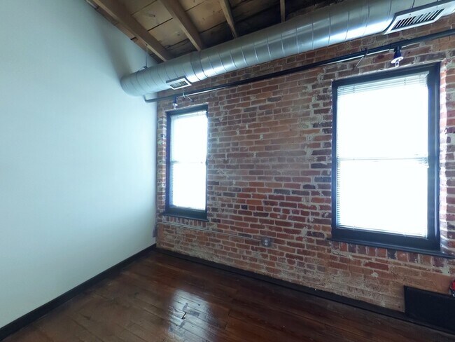 Building Photo - 1318 W Broad St