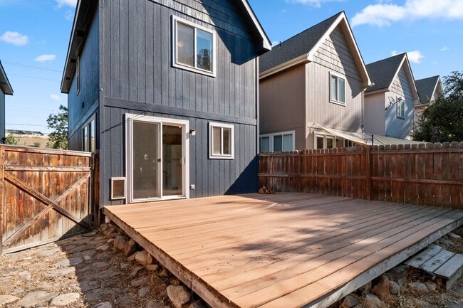 Building Photo - Downtown / Peaceful Valley 2 Bed 2 Bath ho...