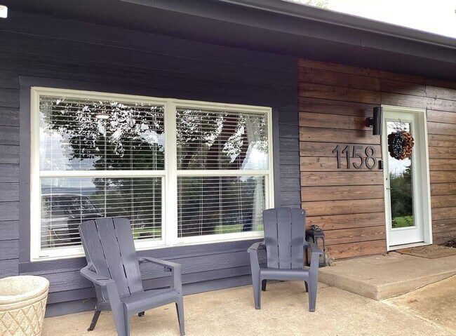 Building Photo - MOVE IN READY!!