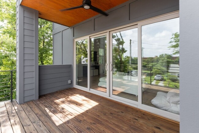 Building Photo - Great modern HPR with garage and view of the river!