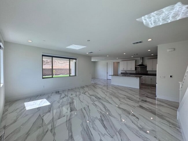 Building Photo - Spacious 5BD/3BA Home with Loft, Solar & B...