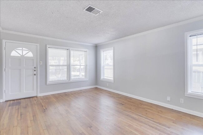 Building Photo - 6046 Hugo Dr