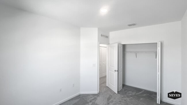 Building Photo - 2562 Skyline Lp