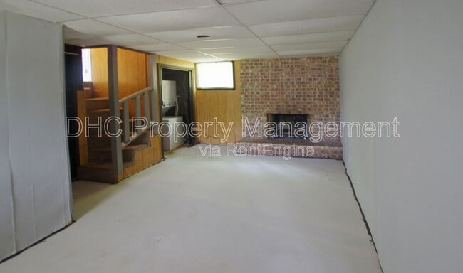 Building Photo - 210 Creekwood Ln