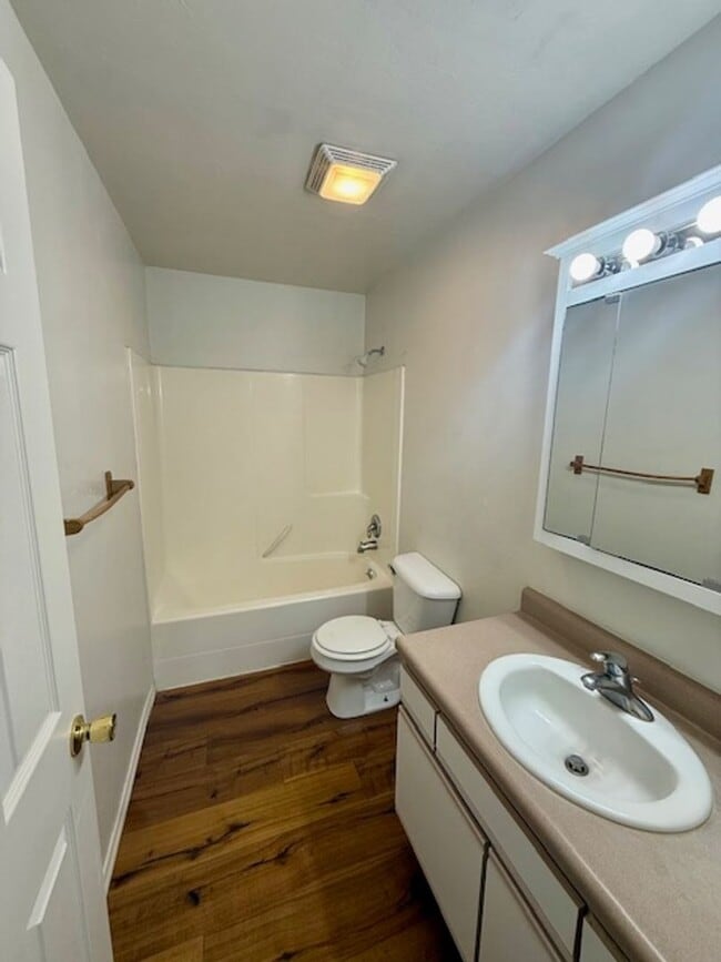 Building Photo - 3 Bedroom 2 Bathroom Pet Friendly-Belgrade
