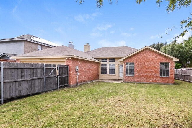 Building Photo - 2310 Summit Dr