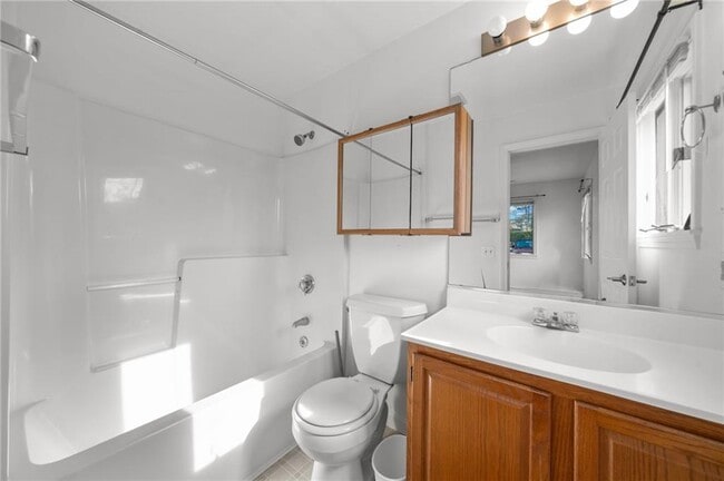 Building Photo - 18 Chapel St