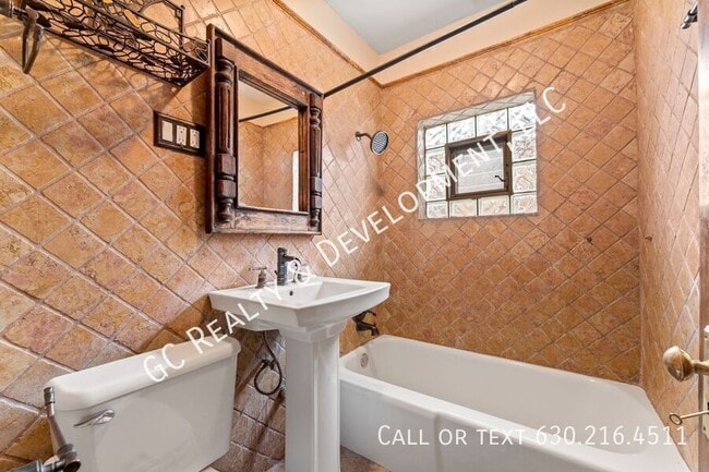 Building Photo - 3109 N Neva Ave