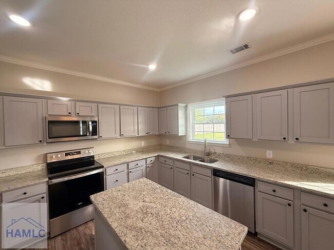 Building Photo - 117 White Oak Dr NE