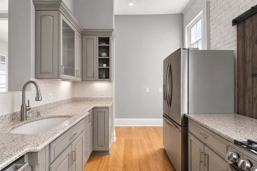 Building Photo - 124 W Bank St