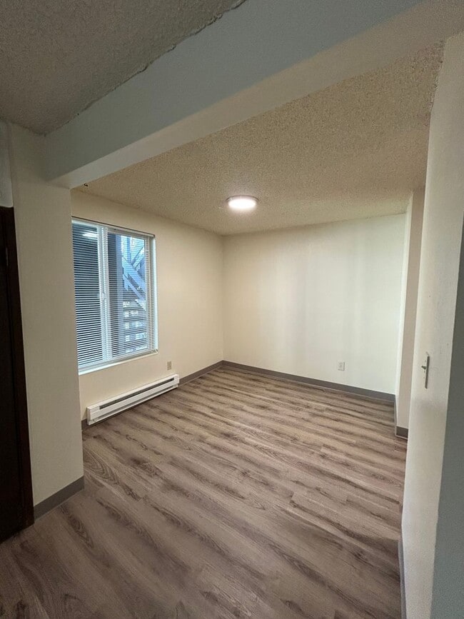 Building Photo - (946) 2780-B - Beautiful Updated 2-bedroom...