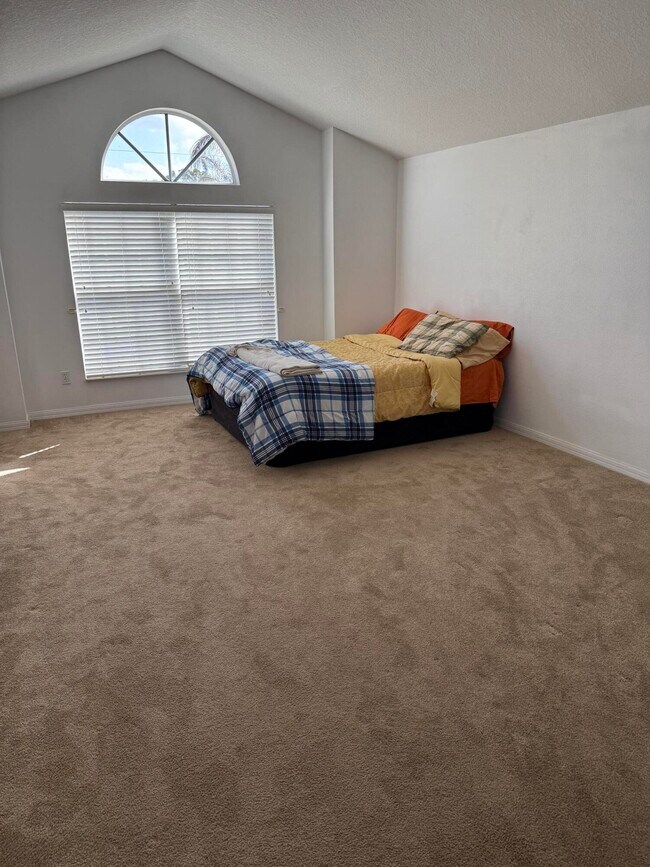 Building Photo - 5824 NW Zenith Dr