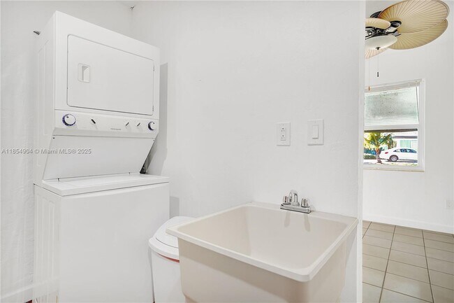 Building Photo - 5985 SW 41st St