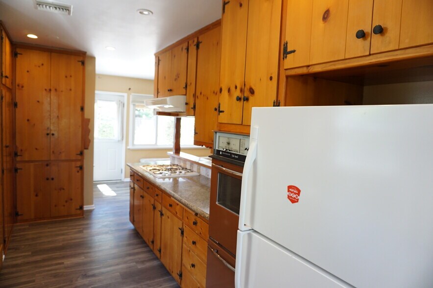 Building Photo - 10333 Jordan Ave