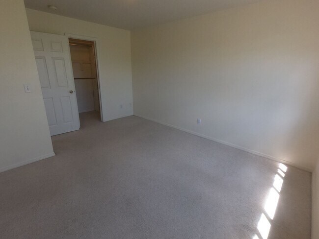 Building Photo - 2850 Aurora Ave