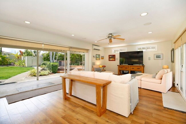 Building Photo - Immaculate fully furnished 3 bedroom, 2 ba...