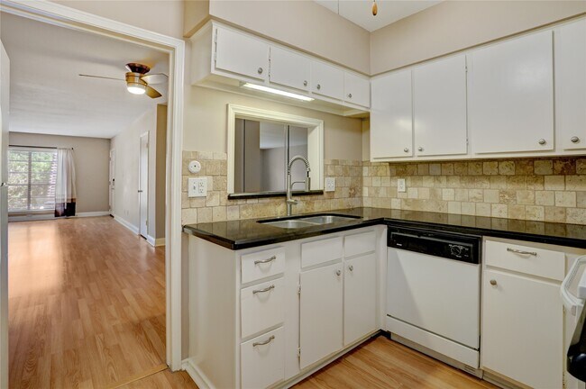 Building Photo - 1807 Stoney Brook Dr