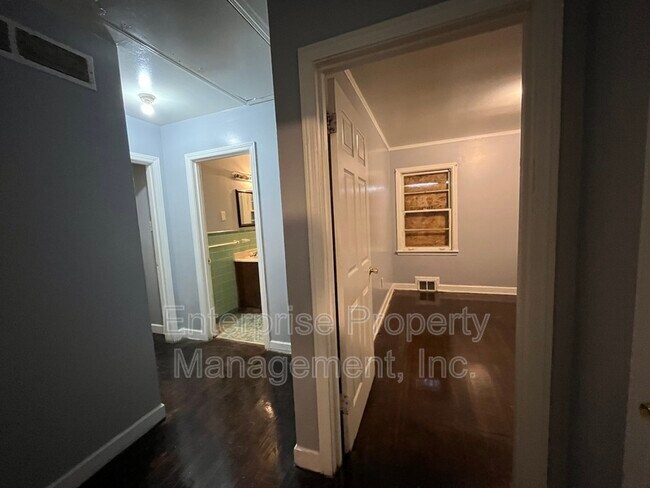 Building Photo - 1848 Woodburn Dr