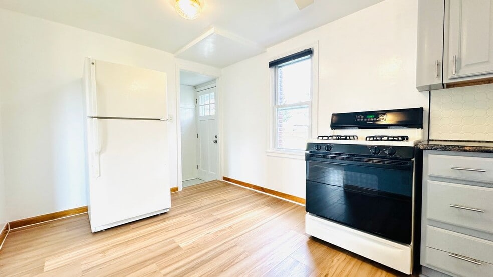 Building Photo - 465 75th St