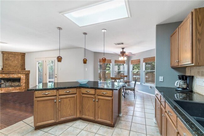 Building Photo - 2000 Continental Pass