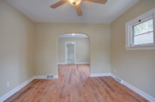 Building Photo - 1318 N Prairie Ave