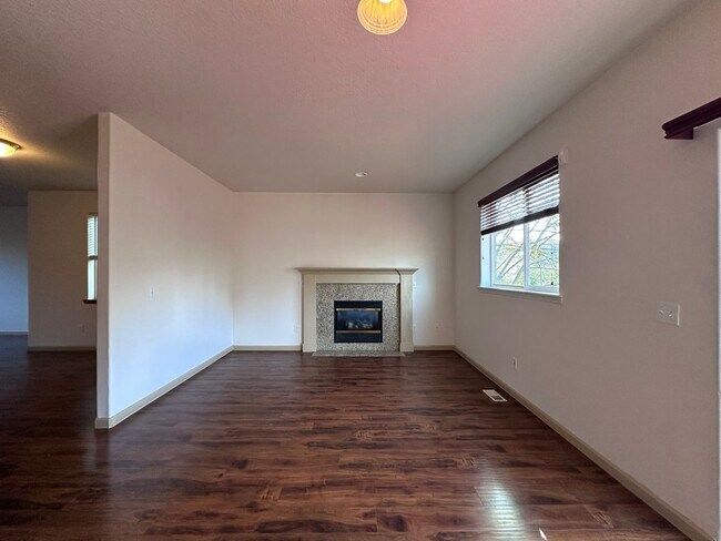 Building Photo - Welcome to this spacious and inviting single-family home w/fully fenced backyard! New Carpet Inst...