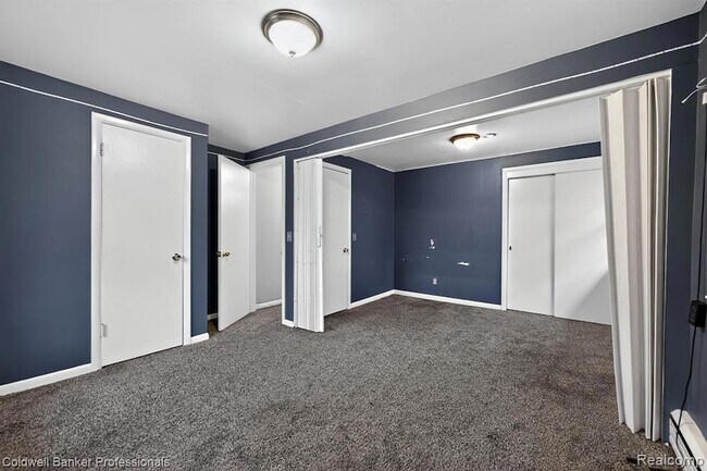 Building Photo - 4448 Greenwood Dr