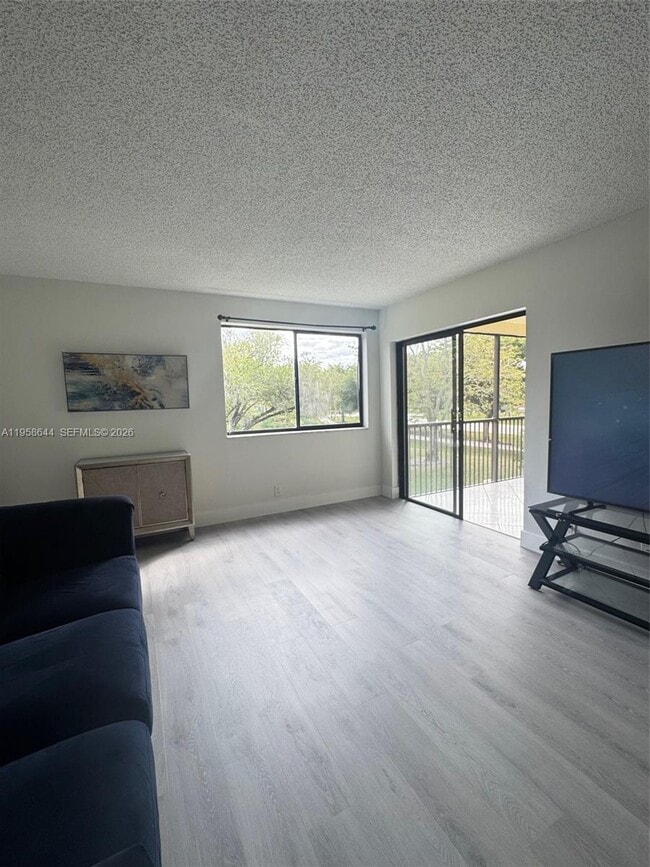 Building Photo - 163 Lakeview Dr