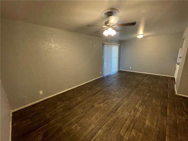 Building Photo - 305 E Croslin St