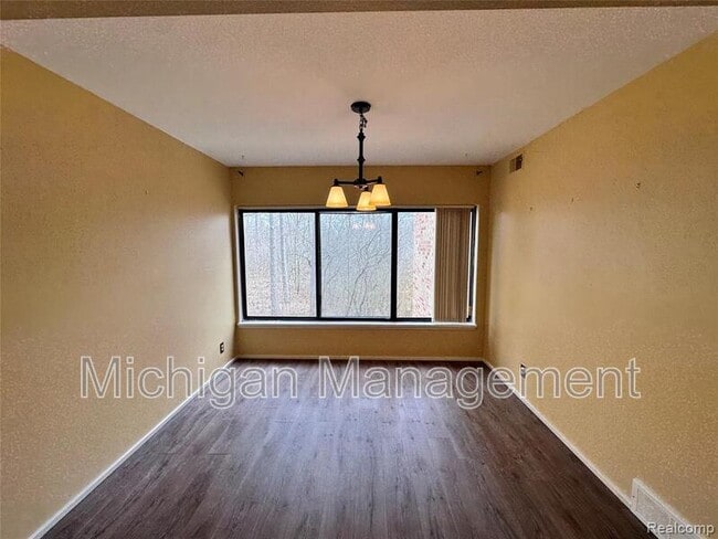 Building Photo - 2150 Pauline Blvd