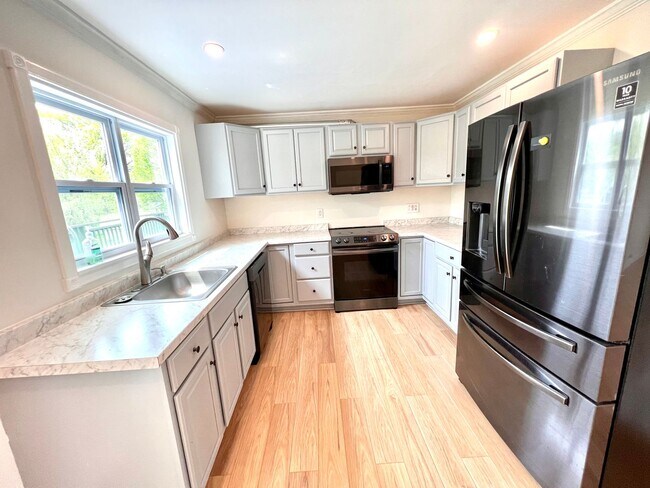 Building Photo - Absolutely Stunning Home! - 3 Bedroom 2 Fu...