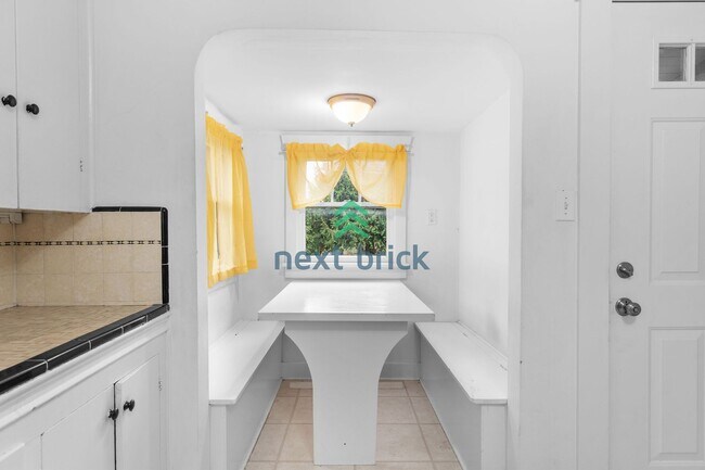 Building Photo - A beautiful 3 bed and 1 bathroom house for rent