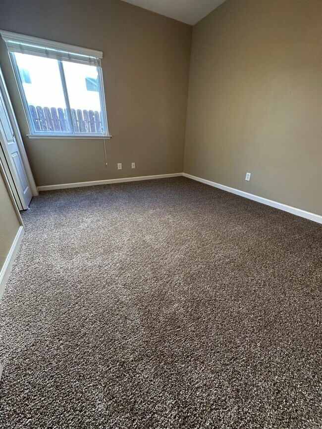 Building Photo - 2136 E Turnberry Ave