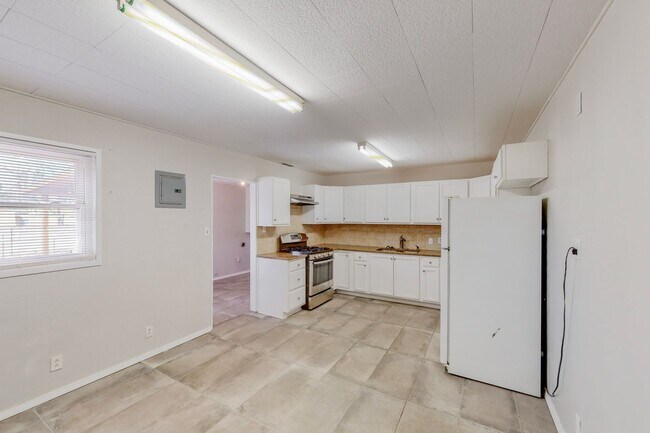 Building Photo - NE 2/BD 1/BA 1/CG HOME