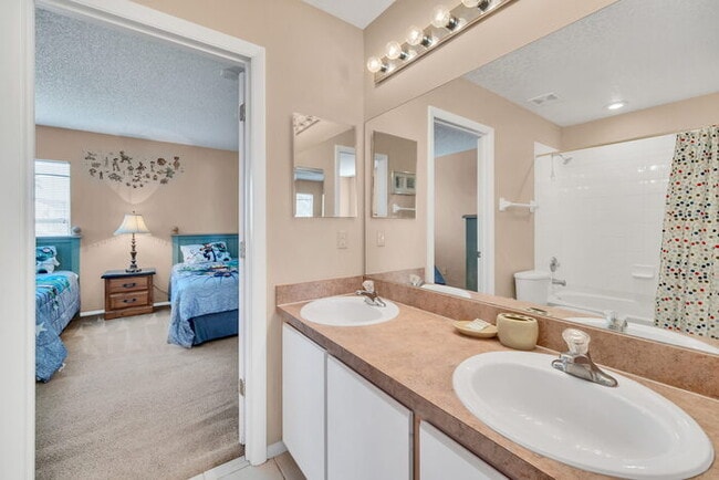 Building Photo - Partially Furnished 6 bedroom/5 Bath home