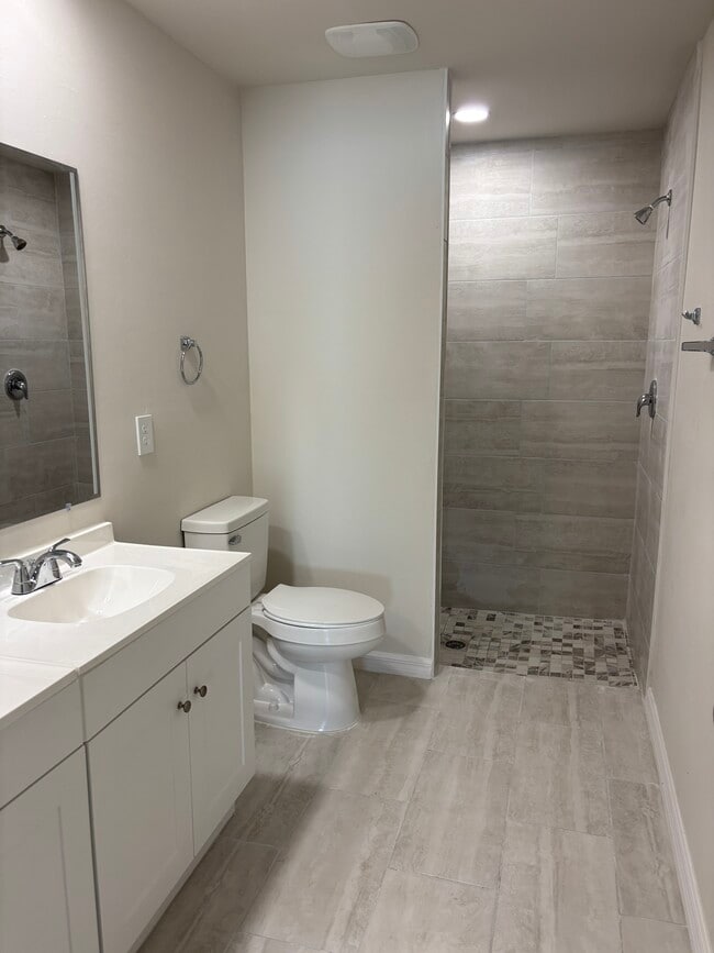 Building Photo - 1045 SE 11th Terrace