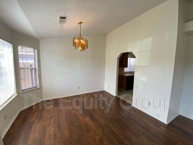 Building Photo - 5936 W Oak Ave