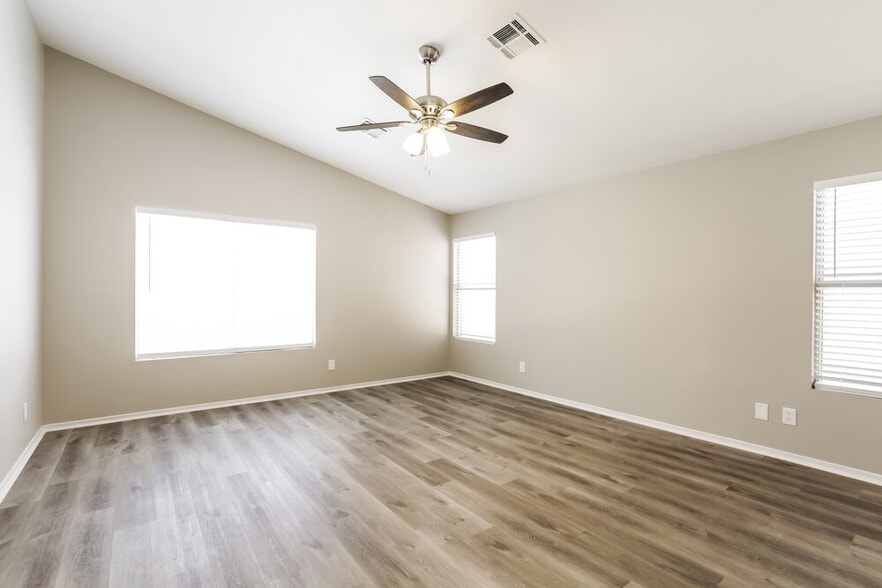 Building Photo - 1025 Blue Lantern Dr