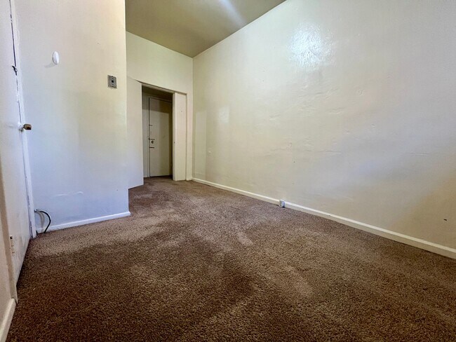 Building Photo - Unmatched Two Bedroom at a Fantastic Price...