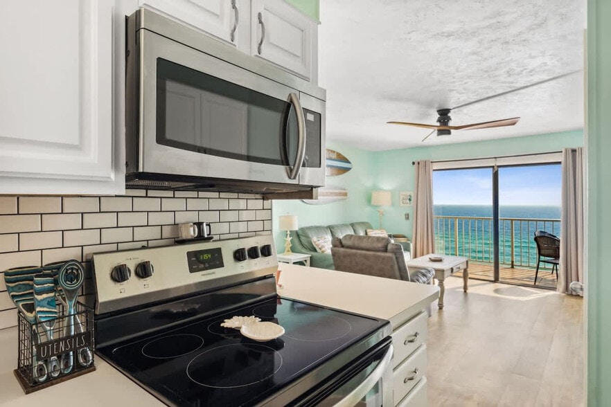 Building Photo - 8743 Thomas Dr