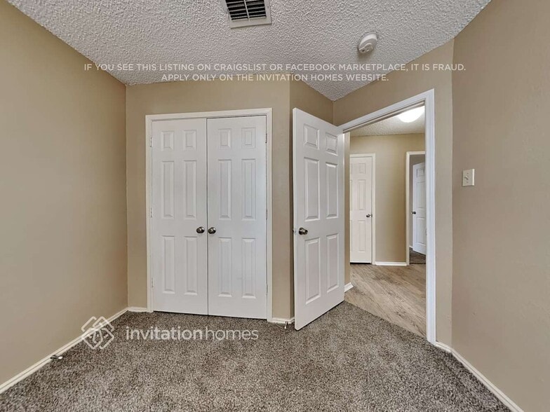 Building Photo - 2060 Camelot Dr