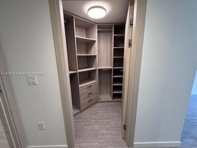 Building Photo - 1000 Brickell Plaza