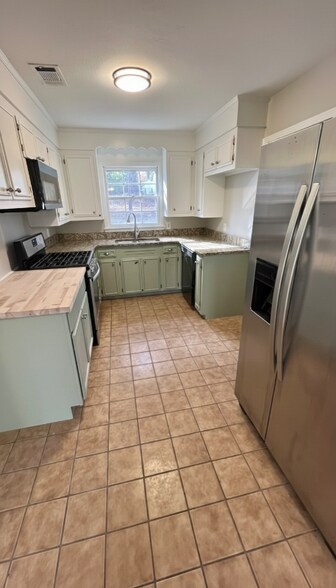 Building Photo - 1121 E Magnolia Ave