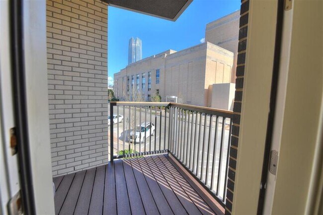 Building Photo - 627 Couch Dr