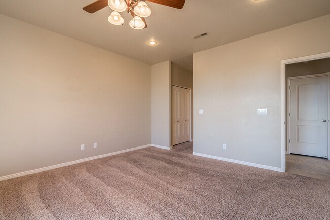 Building Photo - Beautiful St. George Home - Community Pool...