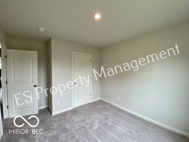 Building Photo - 2913 W Kings Cyn Dr