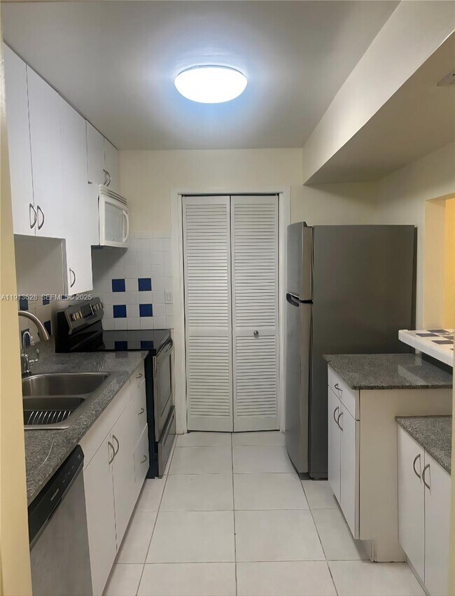 Building Photo - 303 Racquet Club Rd