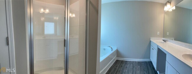 Building Photo - 2066 Pine Tree Dr